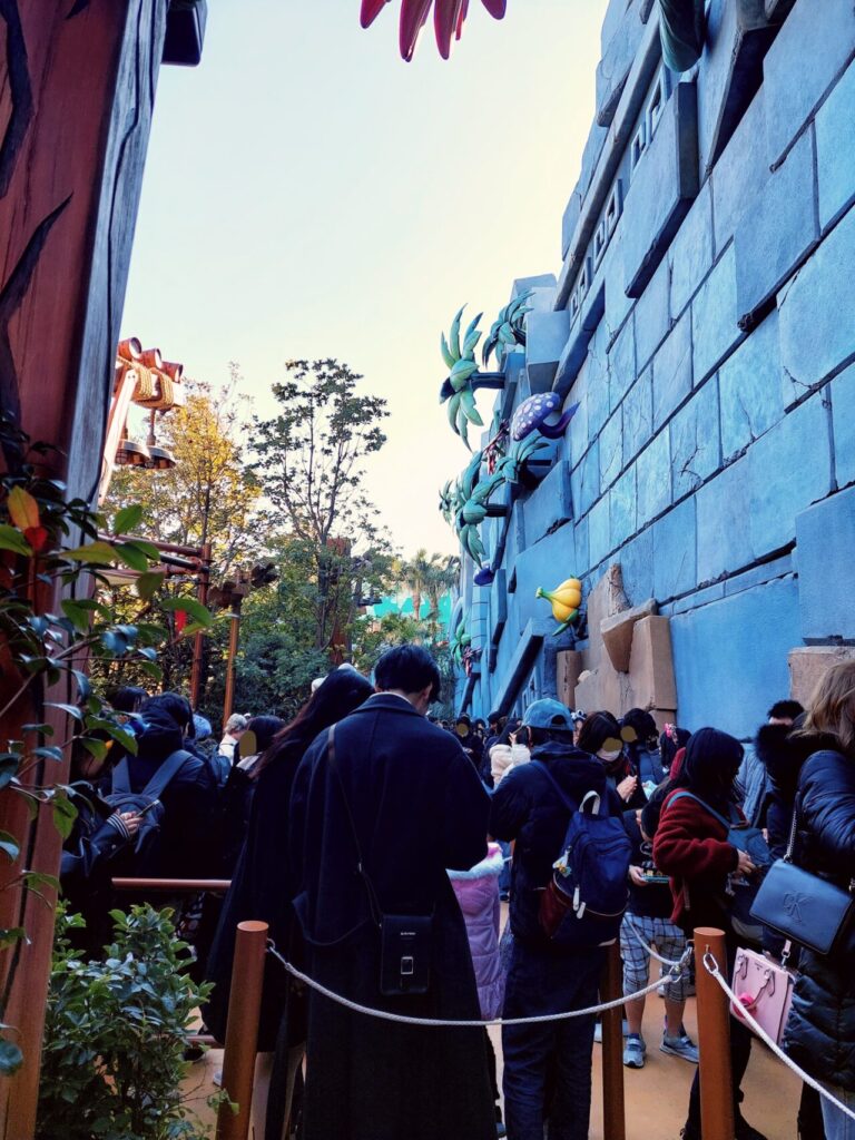 ドンキーコングのクレイジー・トロッコの屋外待ち列