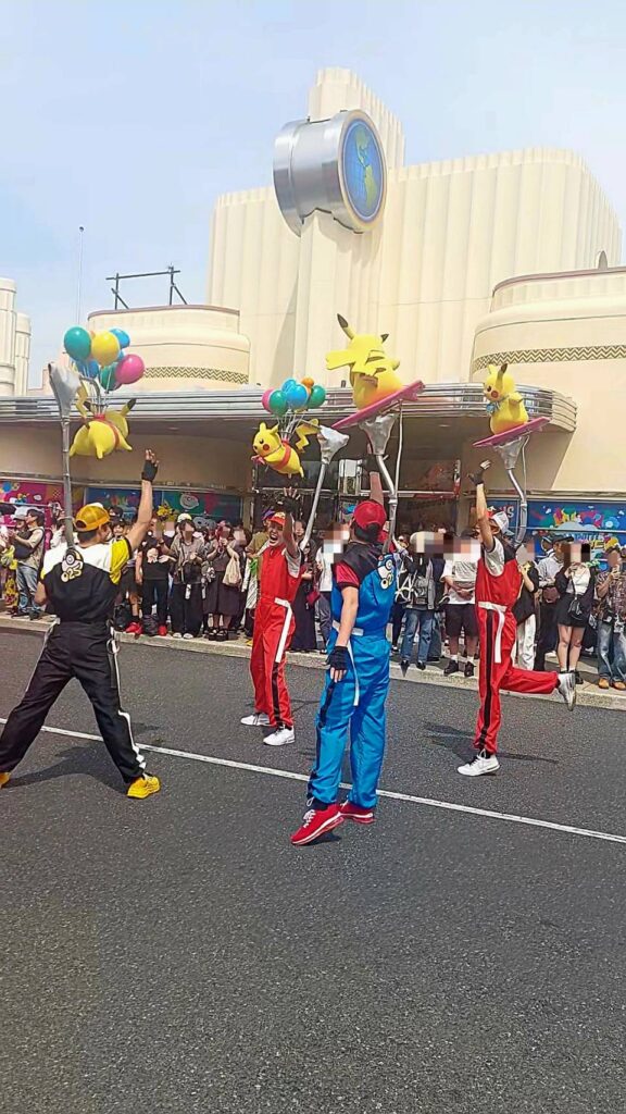 パレードのパフォーマーとピカチュウ風船