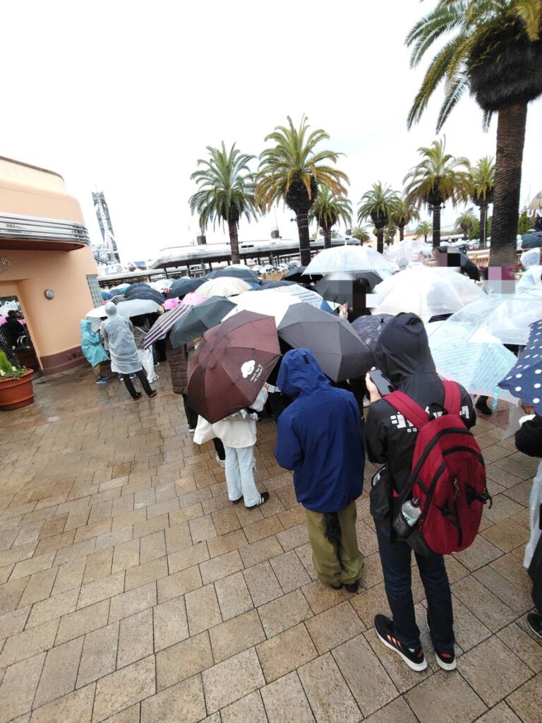 雨の日の入場ゲート前