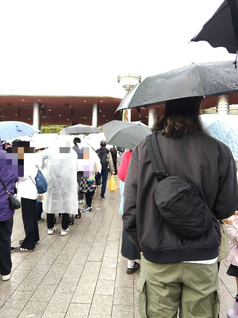雨の日の保安検査前の様子