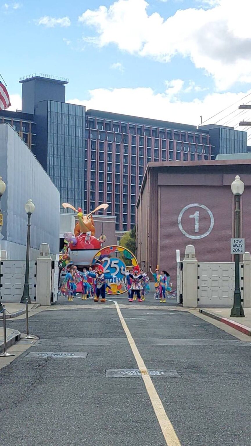 【USJ】NO LIMITパレード「Discover U!!!バージョン」完全ガイド|場所取り・2回楽しむ方法・安全対策まで【2026年 ...