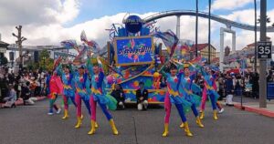 USJ「NO LIMITパレード Discover U!!!バージョン」フラッグダンサー