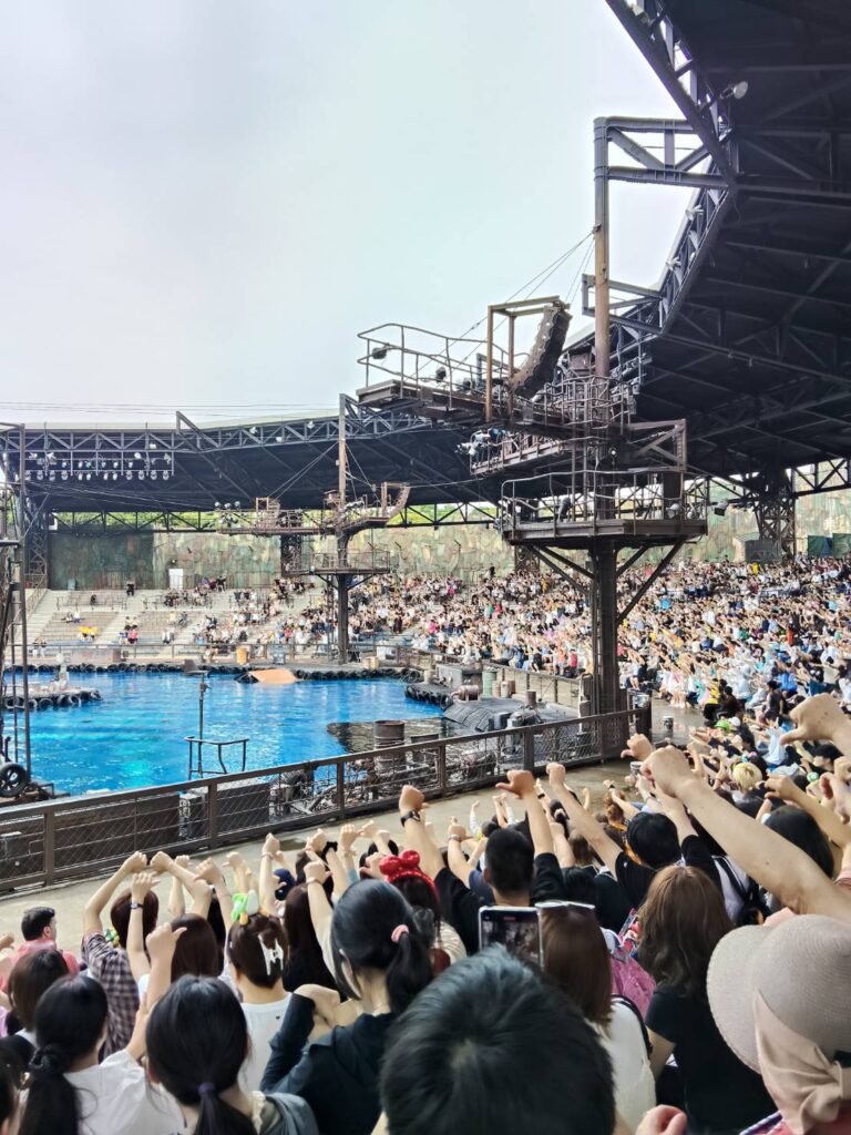 USJウォーターワールドの会場と観客席の全景
