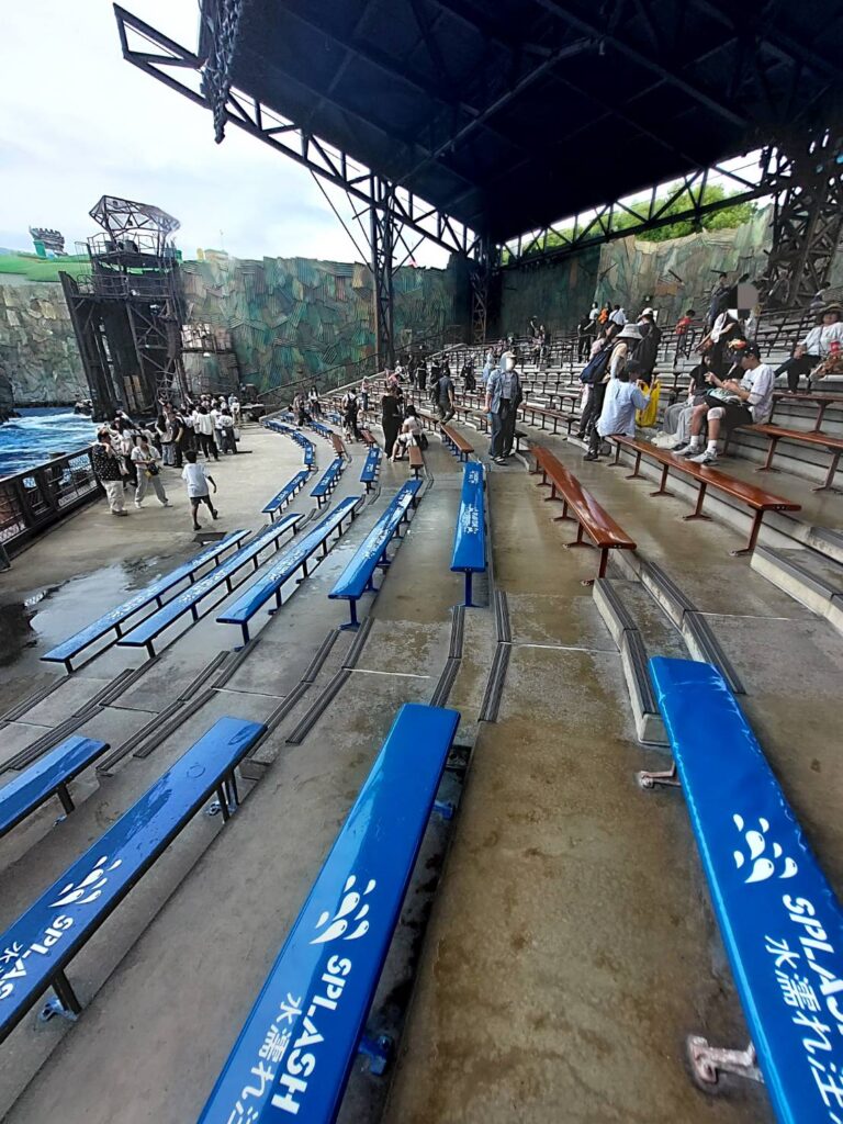 水色のスプラッシュゾーンのベンチ