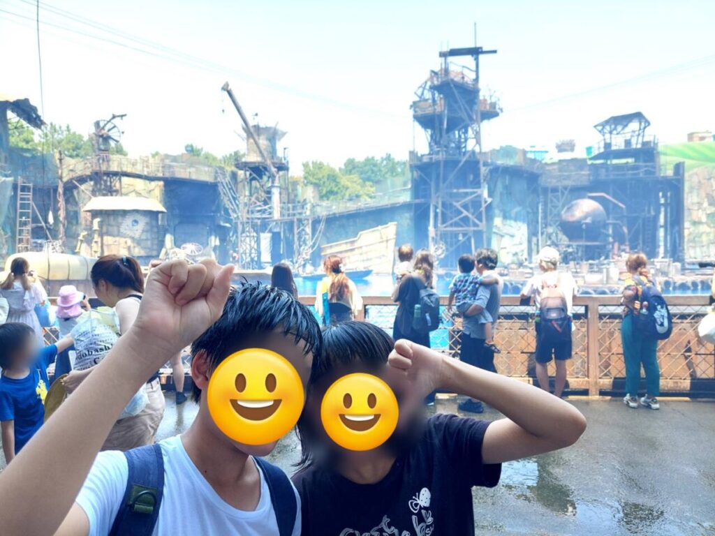 ウォーターワールドを楽しむ子ども